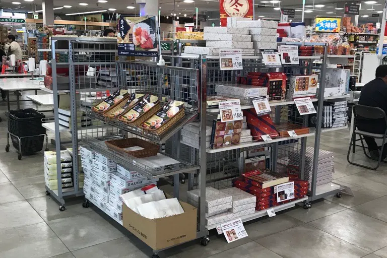 【西友 岩村田相生店】店内レジ前 プロモーション用途や物販、食物販のポップアップストアに最適なスーパー店内催事イベントスペース