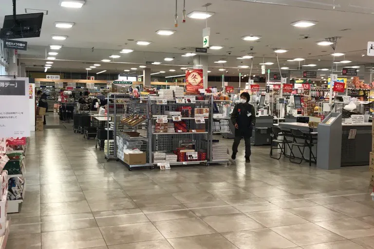 【西友 岩村田相生店】店内レジ前 プロモーション用途や物販、食物販のポップアップストアに最適なスーパー店内催事イベントスペース