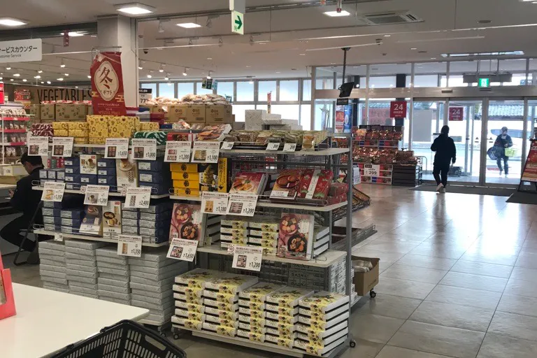 【西友 岩村田相生店】店内レジ前 プロモーション用途や物販、食物販のポップアップストアに最適なスーパー店内催事イベントスペース