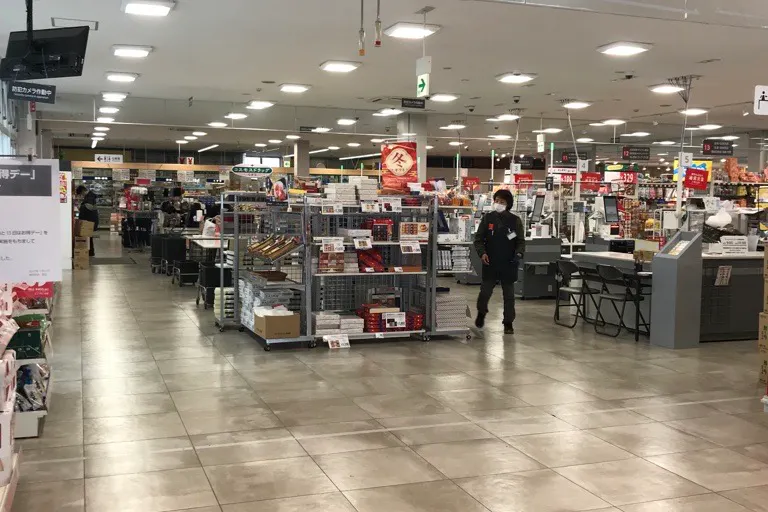 【西友 岩村田相生店】店内レジ前 プロモーション用途や物販、食物販のポップアップストアに最適なスーパー店内催事イベントスペース