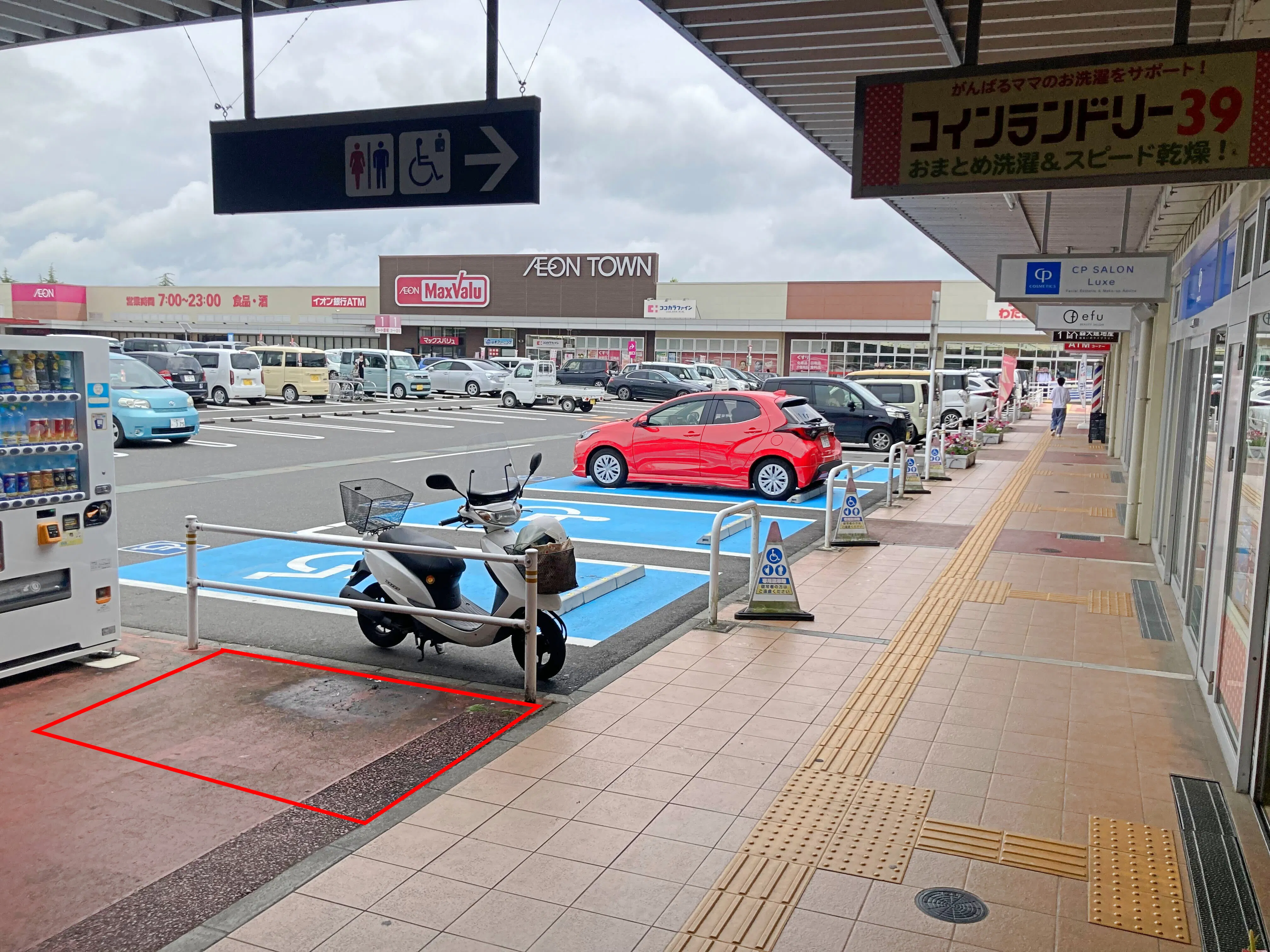 【イオンタウン伊賀上野】電子タバコのPR等のプロモーションイベントに最適な敷地内にある喫煙スペース横にある屋外スペース