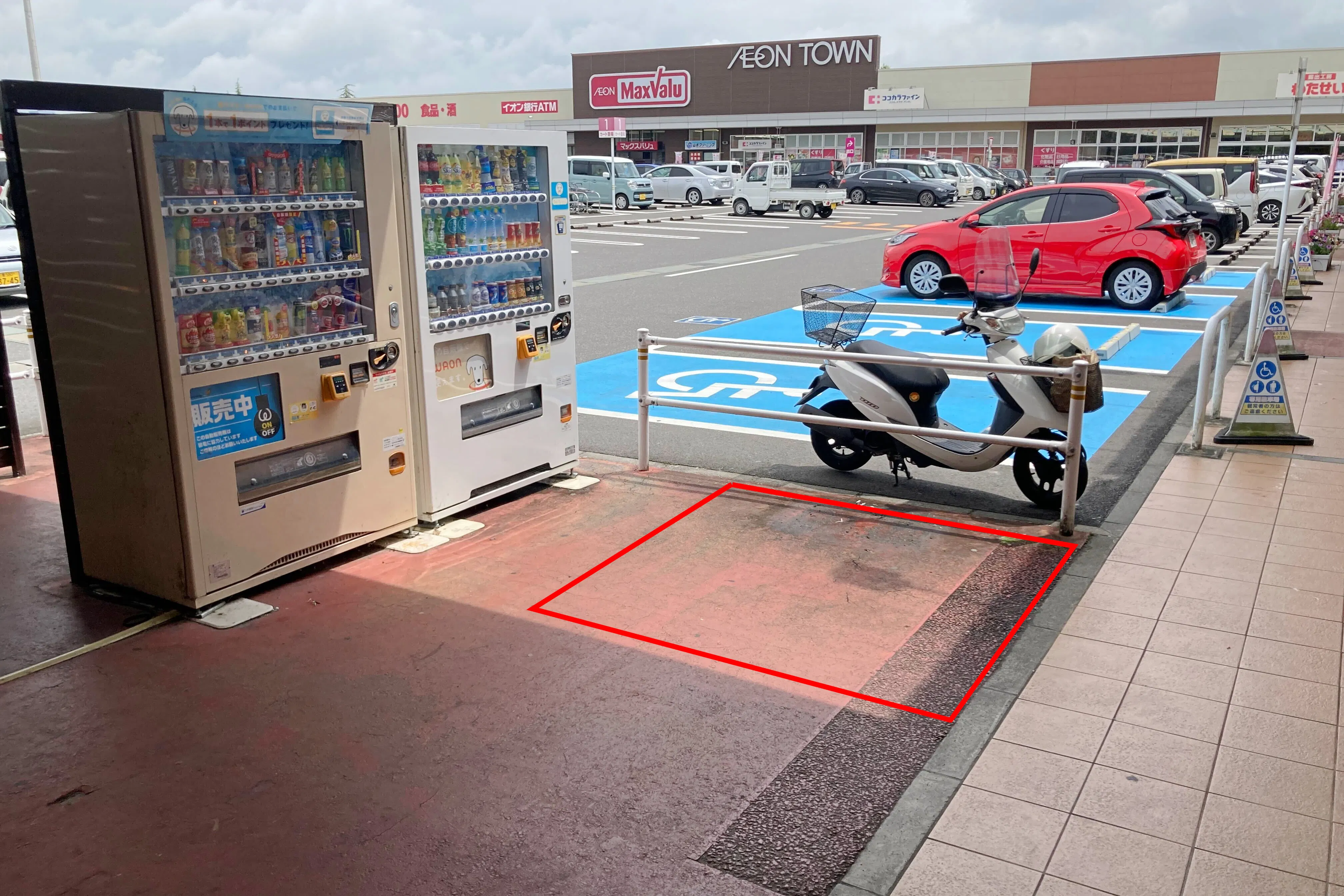 【イオンタウン伊賀上野】電子タバコのPR等のプロモーションイベントに最適な敷地内にある喫煙スペース横にある屋外スペース