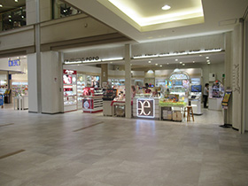 【イオンモール秋田】1F  コスメティックアトリエポポ前