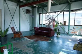 【日の出駅1分】展示会、ポップアップ、音楽イベント等の用途に最適な海外の工場に迷い込んだかのようなイベントスペース