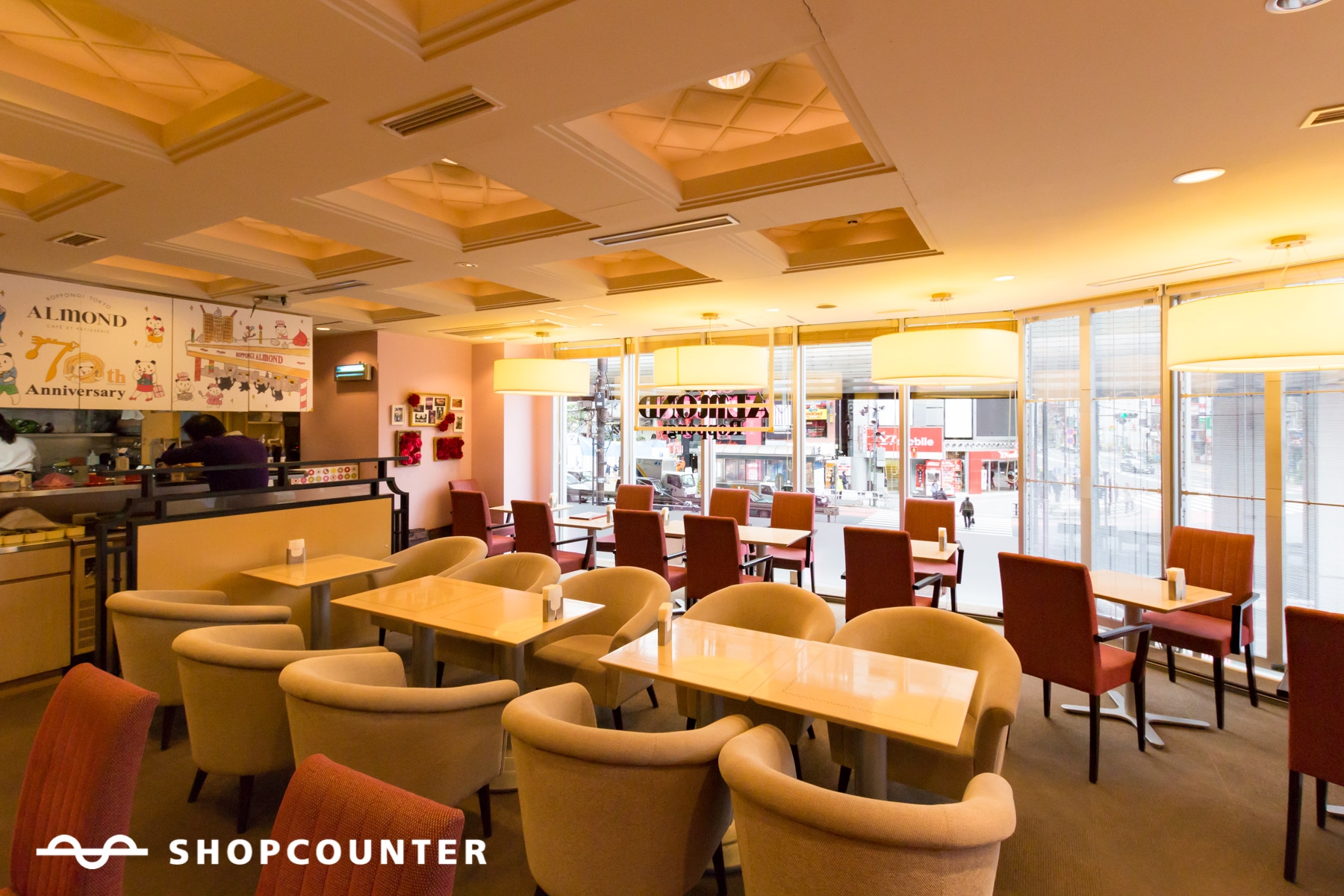 多くのテーブルと椅子をご利用頂けます