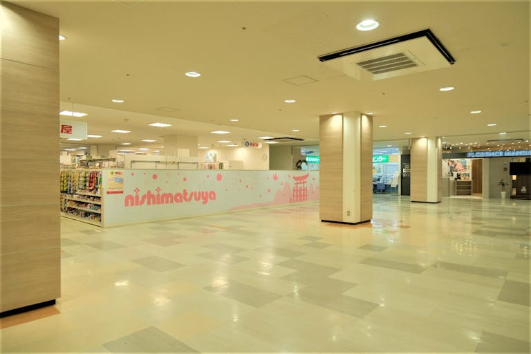 手前の柱から一番奥の柱までがスペースになります。