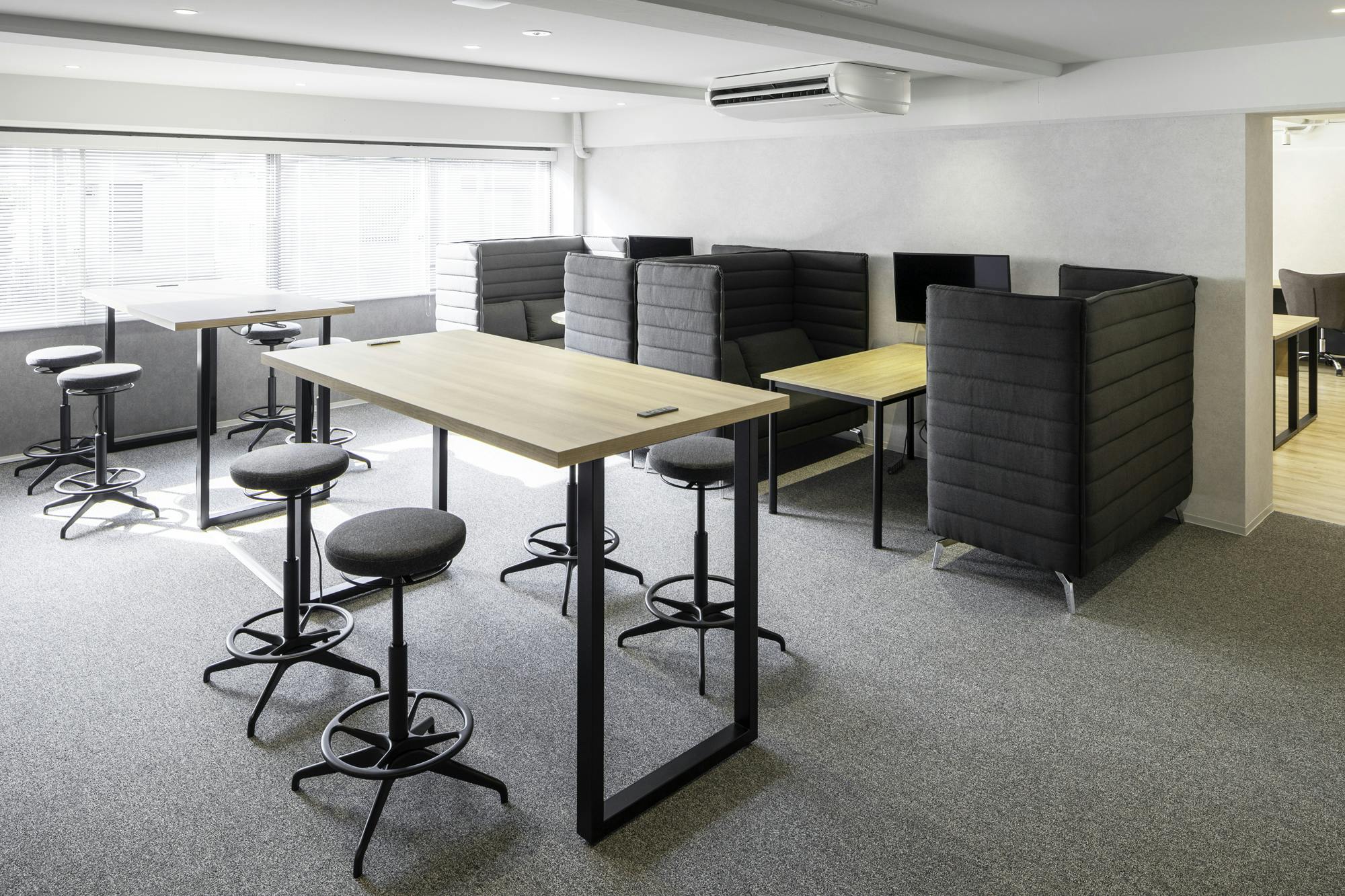 館内にはソファ席も! こちらは追加料金無し、ドロップイン料金のみでご利用いただけます。