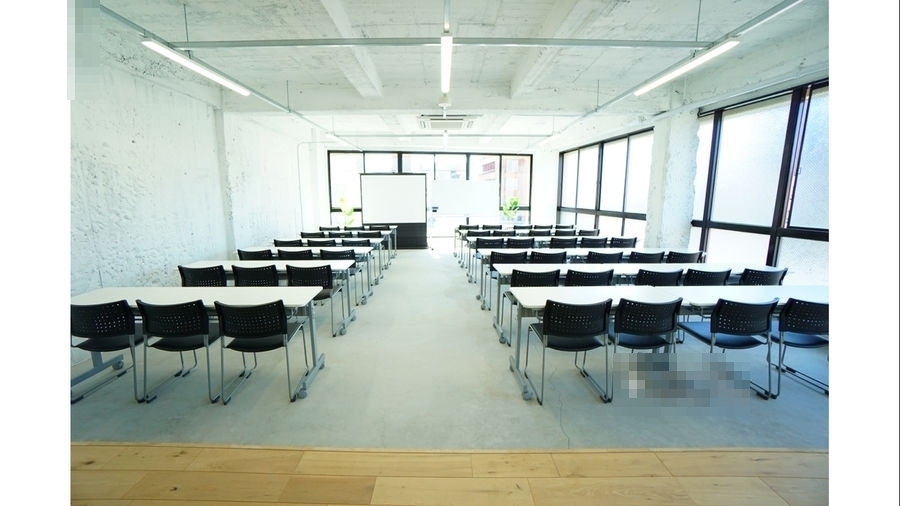 天気がいいと、窓から陽が入って室内が明るくなります。