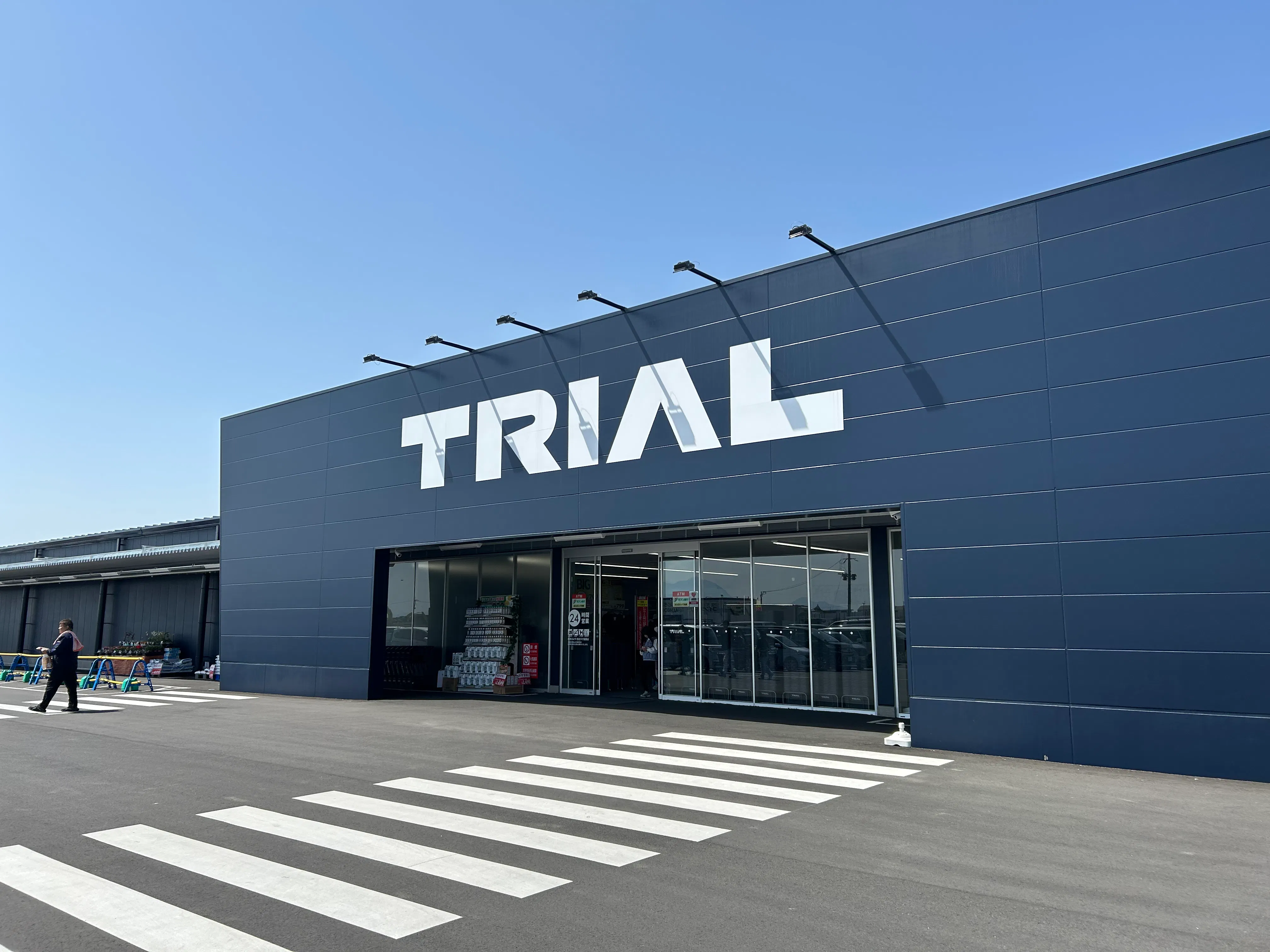 【メガセンタートライアル荒尾店】販促プロモーションやポップアップストアに最適な Ⓐ風除室スペース