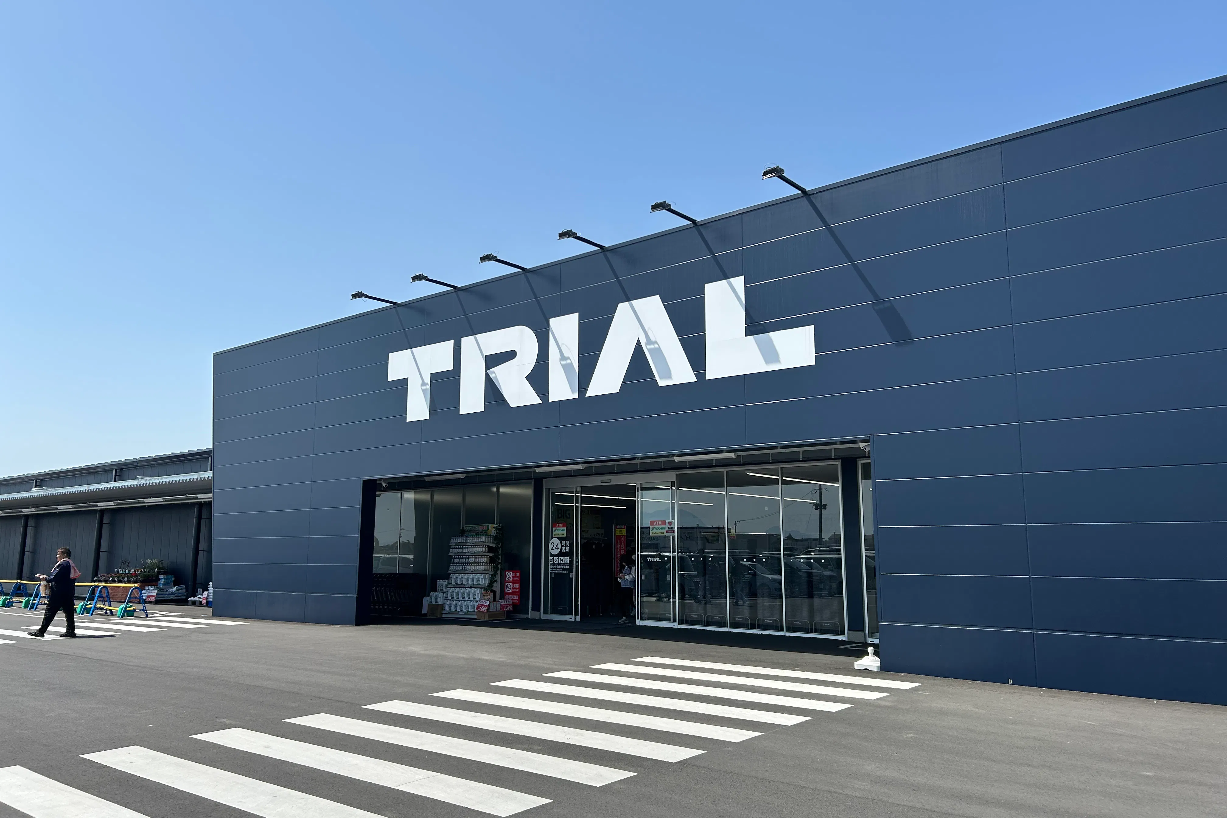 【メガセンタートライアル荒尾店】販促プロモーションやポップアップストアに最適な Ⓐ風除室スペース