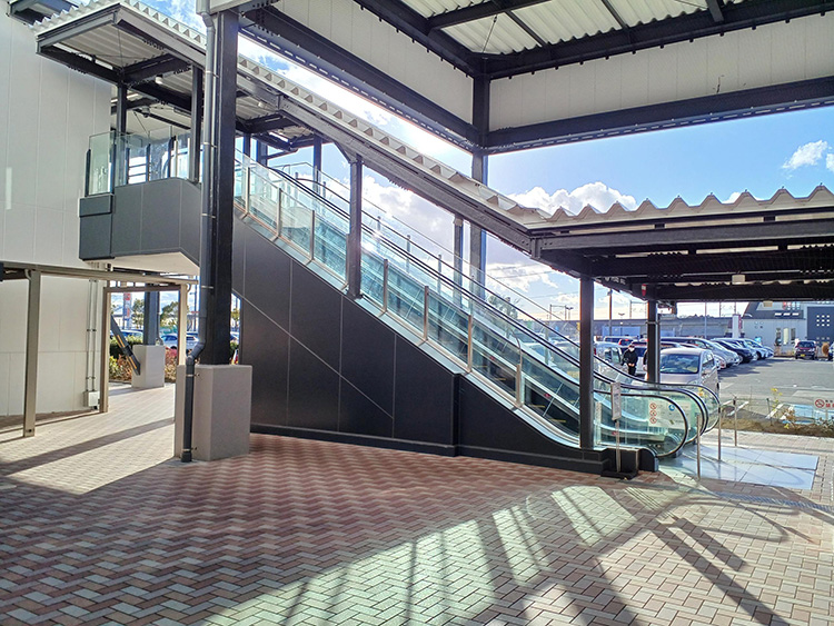 【イオンモール新利府】1F西1出入口外　屋外連絡通路前催事場