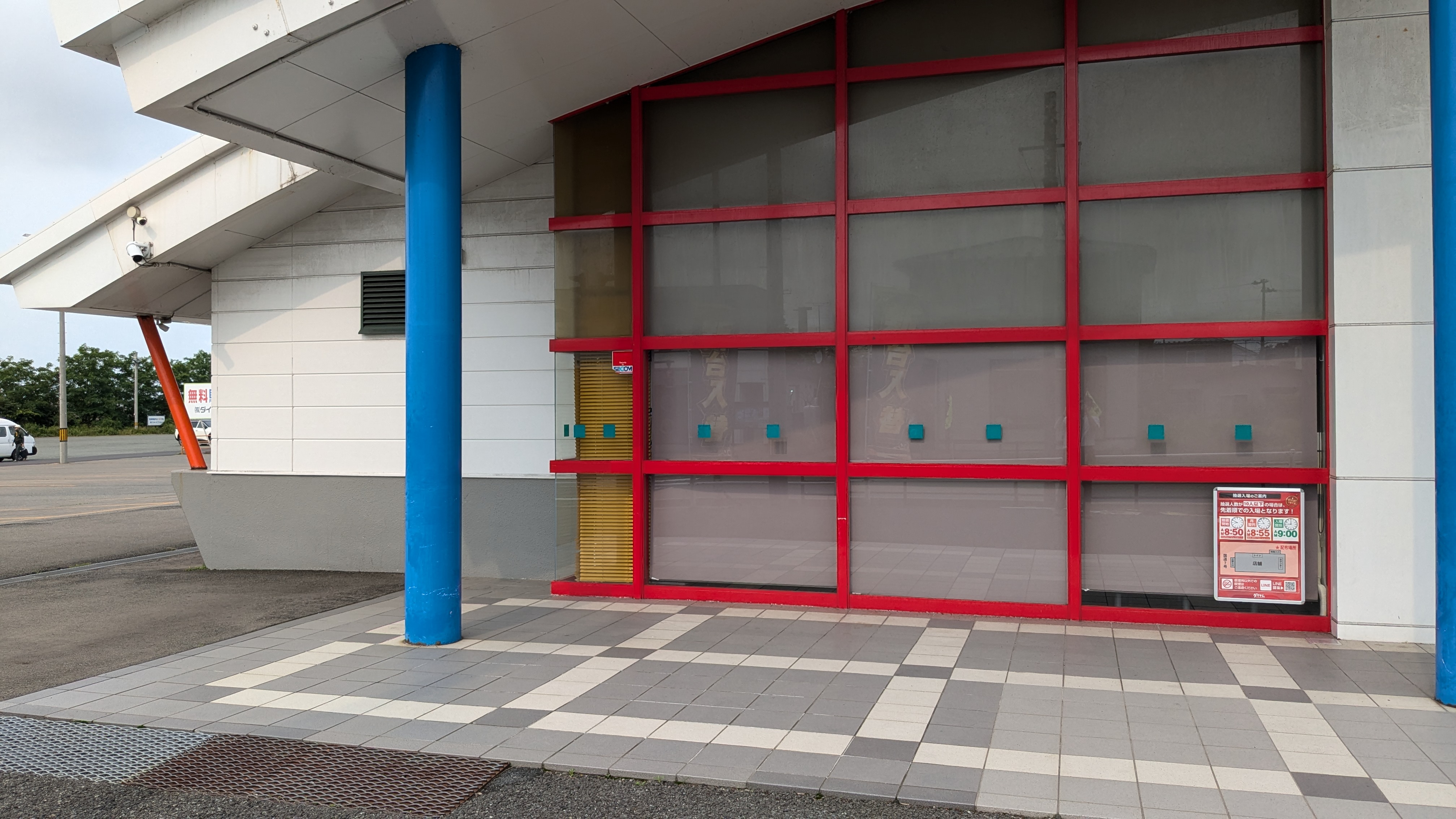 【ダイナム秋田店】キッチンカーやプロモーションに最適なアミューズメント施設のイベントスペース(店舗出入口横）