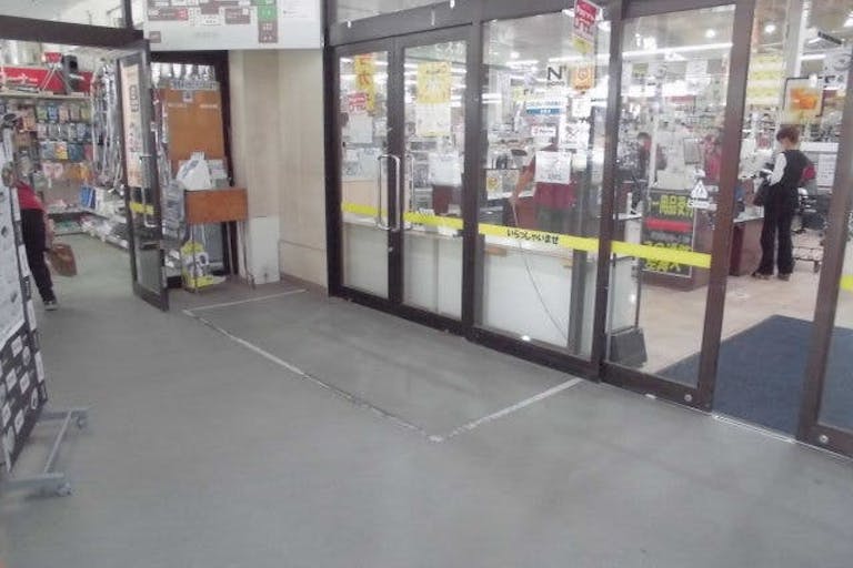 【ホームマートニシムタ 伊敷ニュータウン店】【ホームマートニシムタ伊敷ニュータウン店】販促プロモーションや物販に最適な風除室スペースの画像1