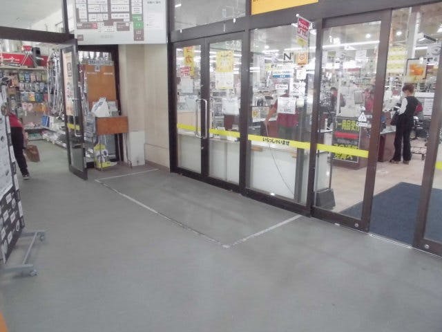 【ホームマートニシムタ 伊敷ニュータウン店】【ホームマートニシムタ伊敷ニュータウン店】販促プロモーションや物販に最適な風除室スペースの画像