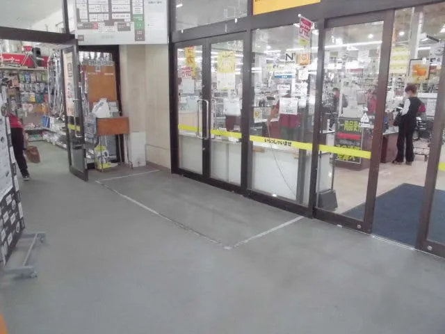 【ホームマートニシムタ 伊敷ニュータウン店】販促プロモーションや物販に最適な風除室スペースの画像