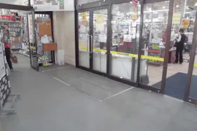 【ホームマートニシムタ 伊敷ニュータウン店】販促プロモーションや物販に最適な風除室スペース