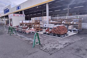 【サンデーむつ中央店】屋外駐車場 キッチンカーの出店に最適なホームセンター内駐車場の屋外イベントスペース