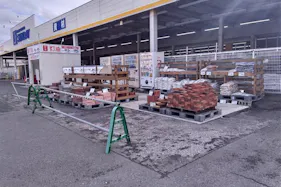 【サンデーむつ中央店】屋外駐車場 キッチンカーの出店に最適なホームセンター内駐車場の屋外イベントスペース