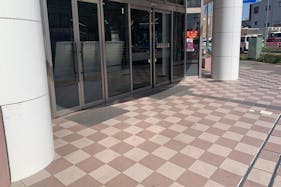 【いなげや日野万願寺駅前店】各種プロモーションイベントに最適なスーパーマーケットの店頭軒下スペース