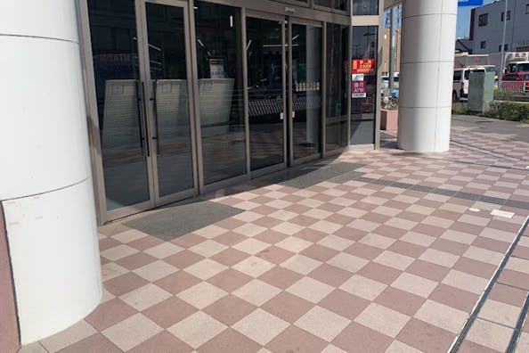 【いなげや日野万願寺駅前店】各種プロモーションイベントに最適なスーパーマーケットの店頭軒下スペース