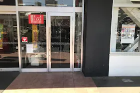 【西友 蕨店】入口横軒先 プロモーション用途や物販、食物販のポップアップストアに最適なスーパーの屋外催事イベントスペース