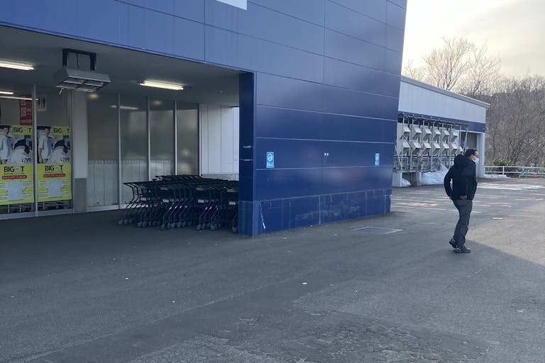 【スーパーセンタートライアル小樽朝里店】キッチンカー(調理営業)出店限定/屋外 Ⓑキッチンカースペース_正面出入口【右側】の画像1