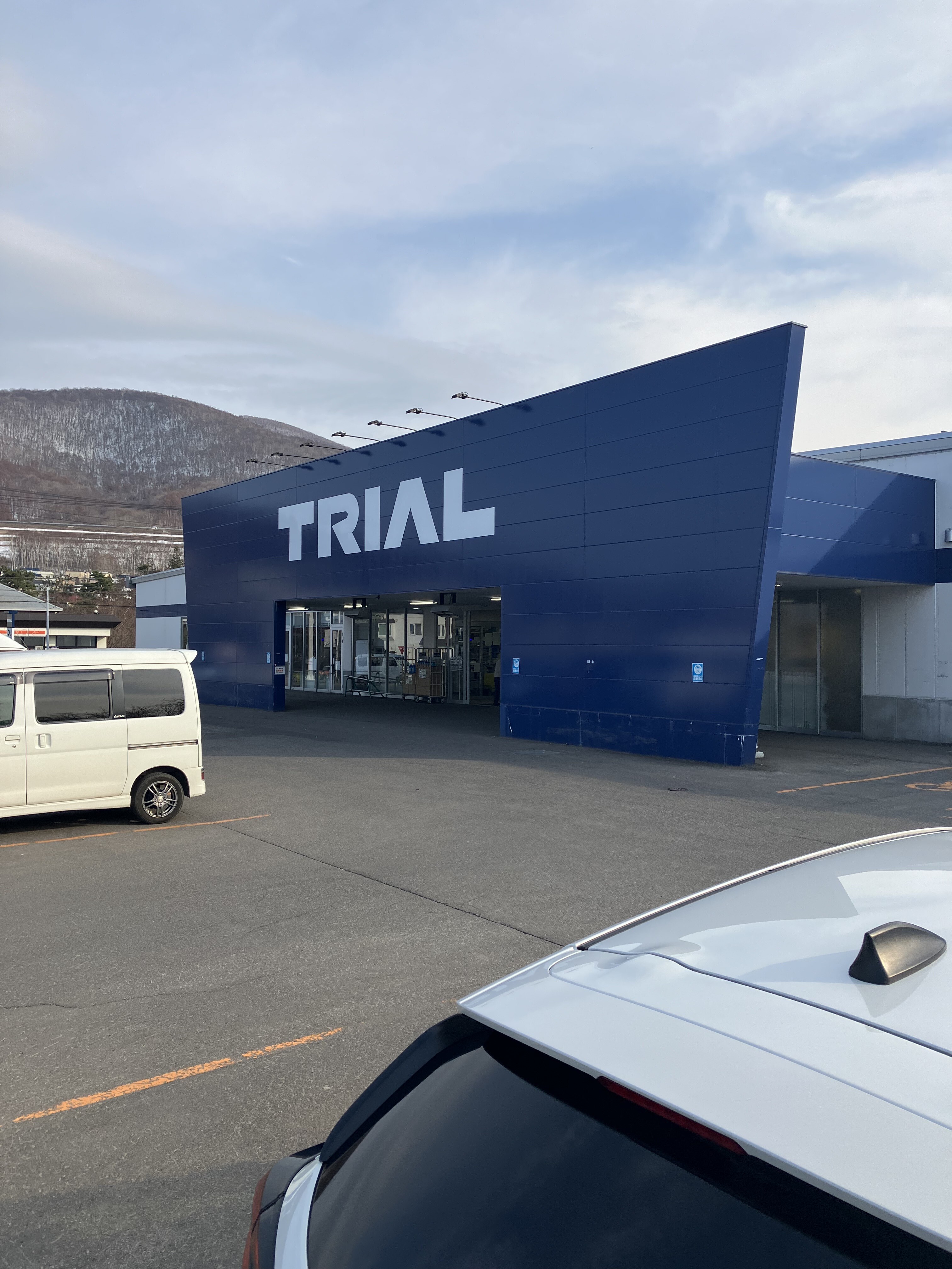 【スーパーセンタートライアル小樽朝里店】キッチンカー（調理営業）出店限定/屋外　Ⓑキッチンカースペース_正面出入口【右側】