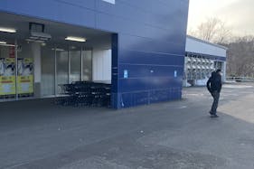 【スーパーセンタートライアル小樽朝里店】キッチンカー(調理営業)出店限定/屋外 Ⓑキッチンカースペース_正面出入口【右側】