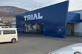 【スーパーセンタートライアル小樽朝里店】キッチンカー(調理営業)出店限定/屋外 Ⓑキッチンカースペース_正面出入口【右側】