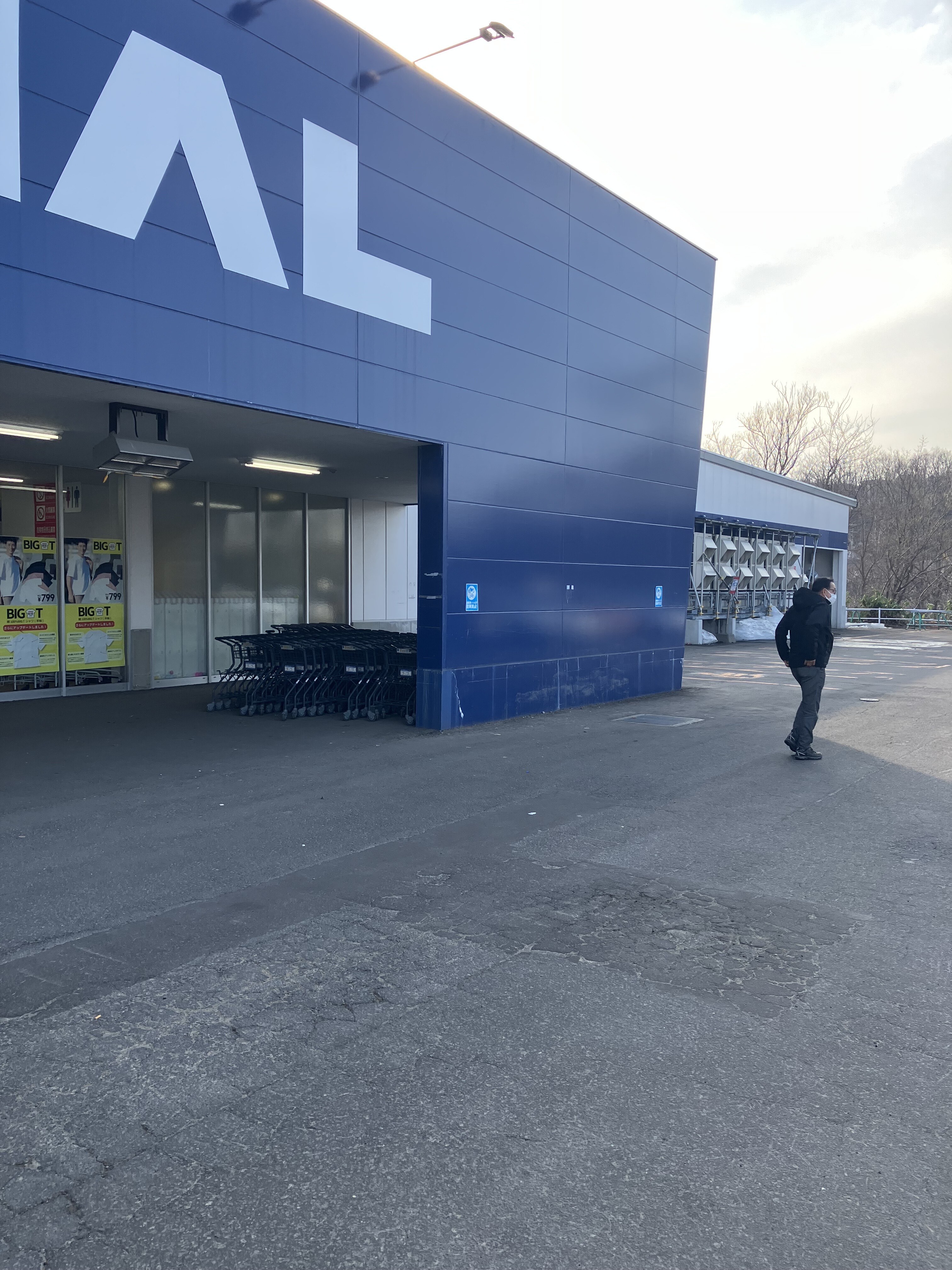 【スーパーセンタートライアル小樽朝里店】キッチンカー（調理営業）出店限定/屋外　Ⓑキッチンカースペース_正面出入口【右側】