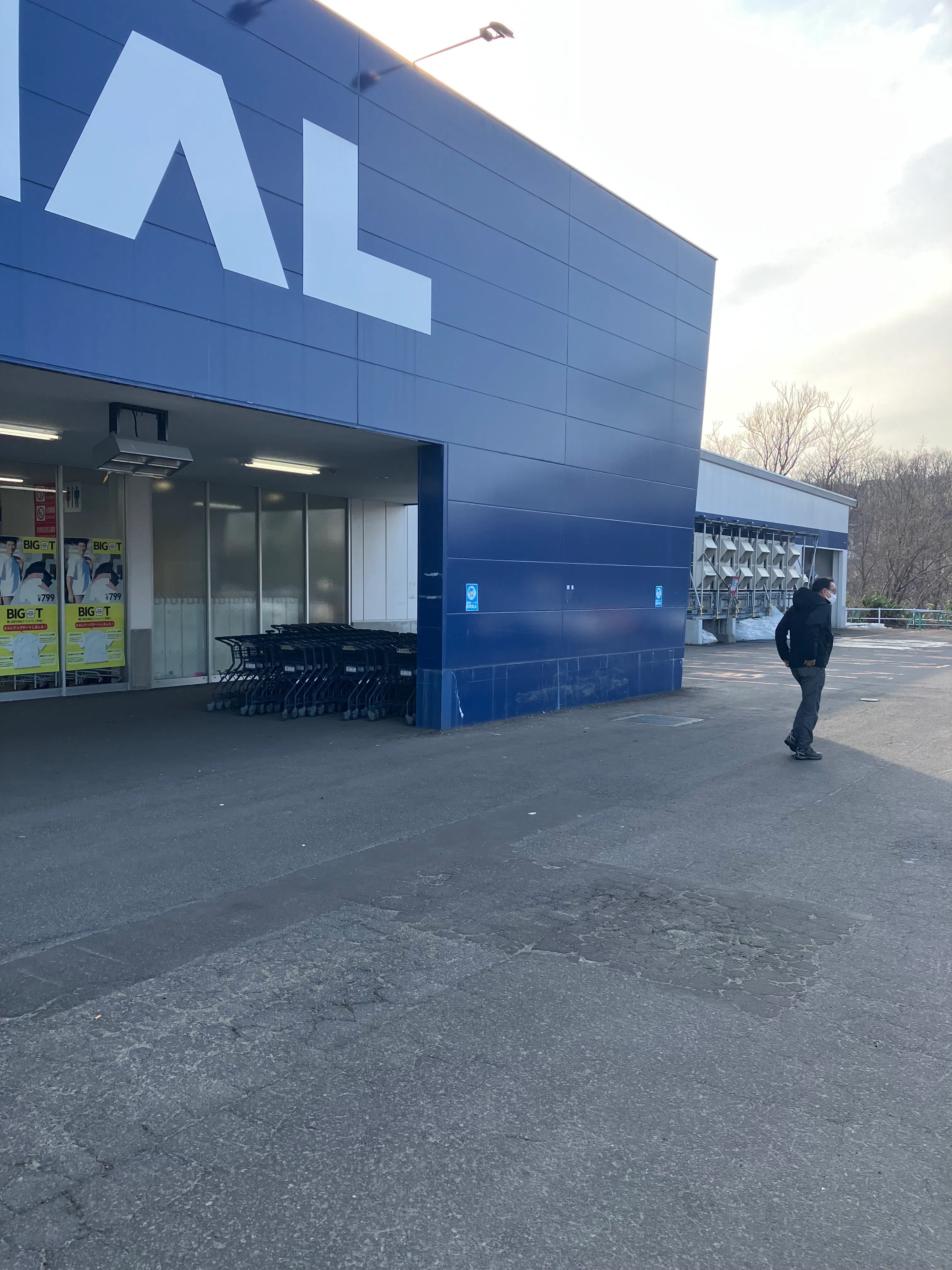 【スーパーセンタートライアル小樽朝里店】キッチンカー（調理営業）出店限定/屋外　Ⓑキッチンカースペース_正面出入口【右側】