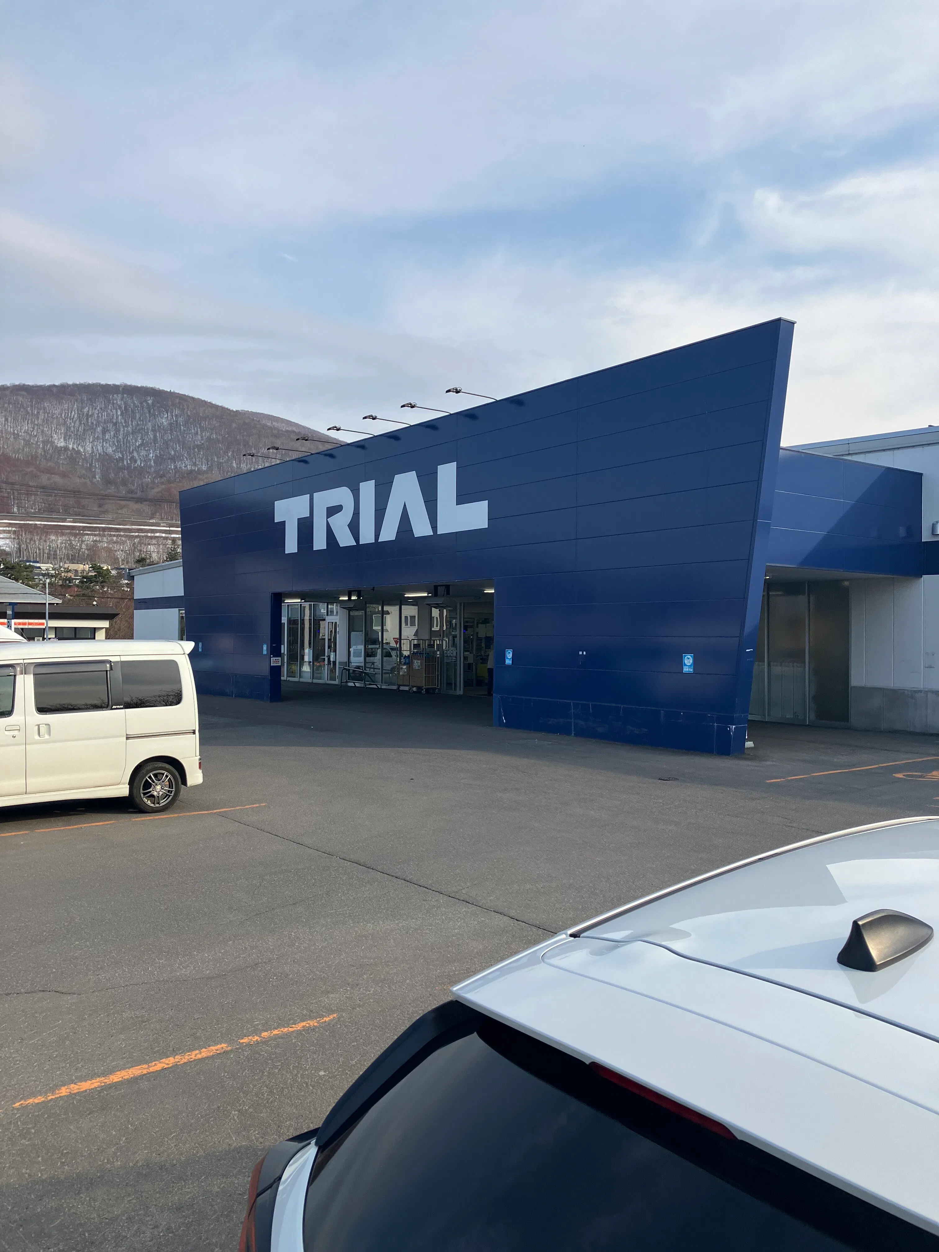 【スーパーセンタートライアル小樽朝里店】キッチンカー（調理営業）出店限定/屋外　Ⓑキッチンカースペース_正面出入口【右側】