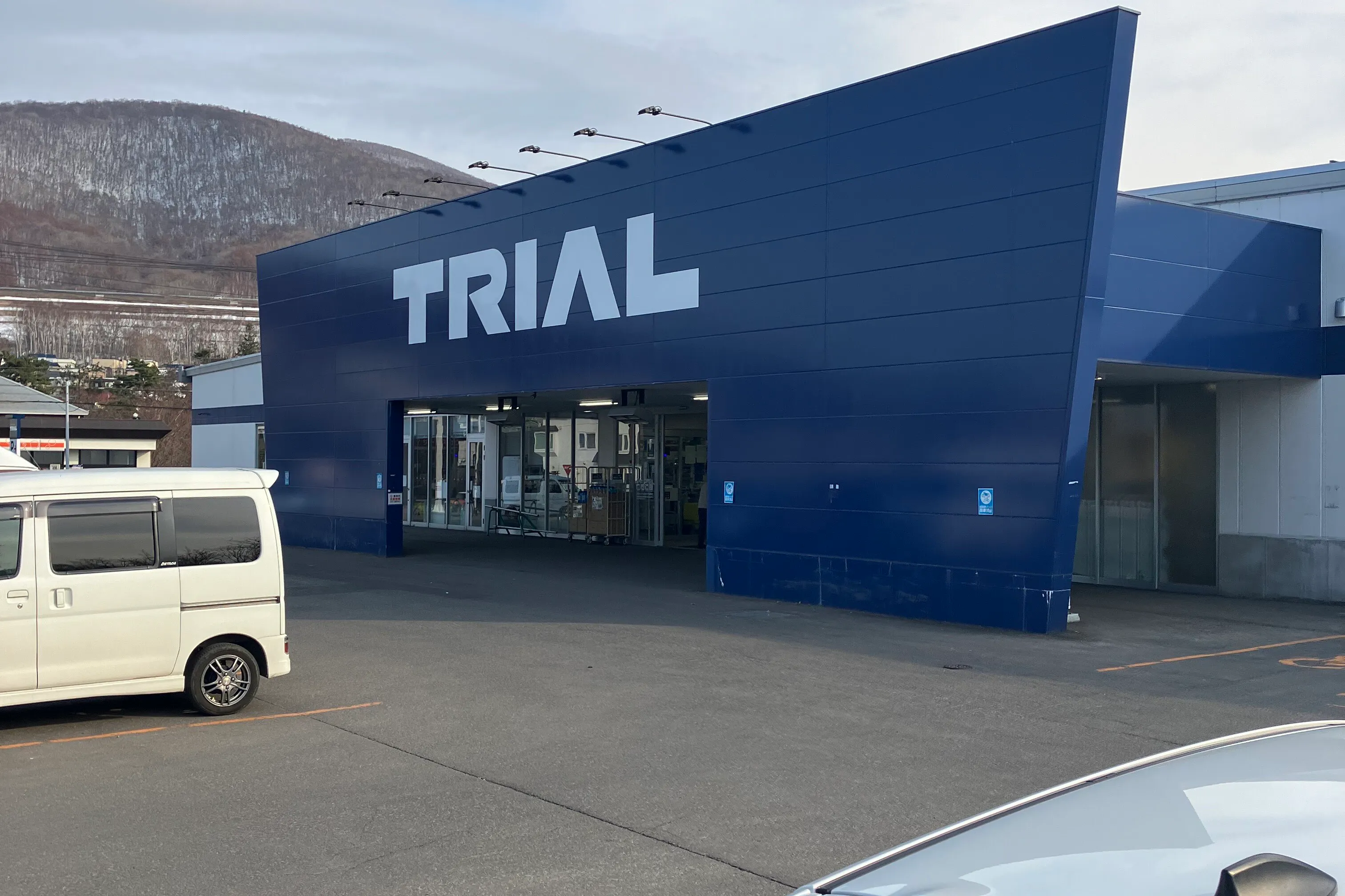【スーパーセンタートライアル小樽朝里店】キッチンカー(調理営業)出店限定/屋外 Ⓑキッチンカースペース_正面出入口【右側】
