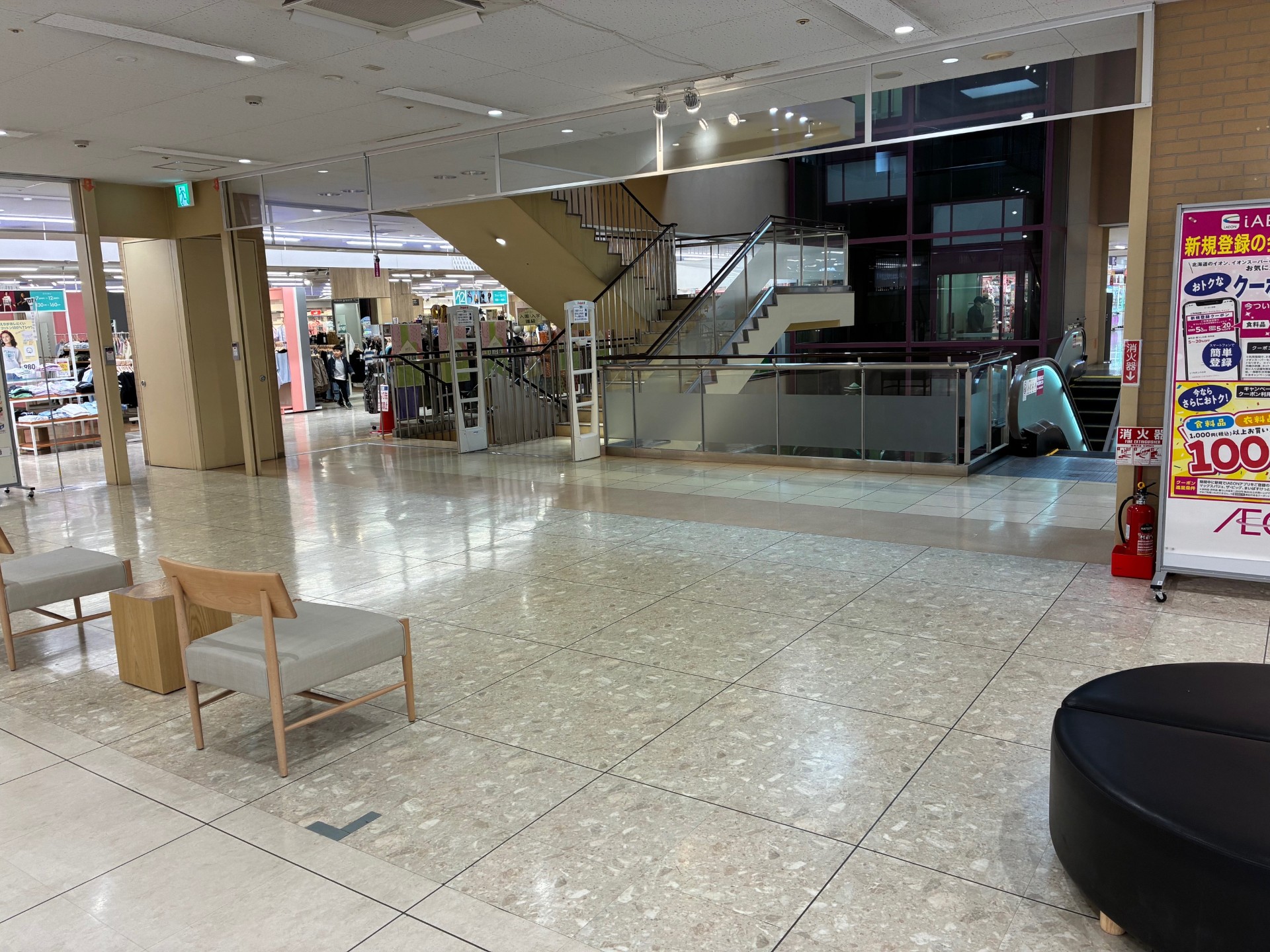 【イオン千歳店】中央上りエスカレーター前