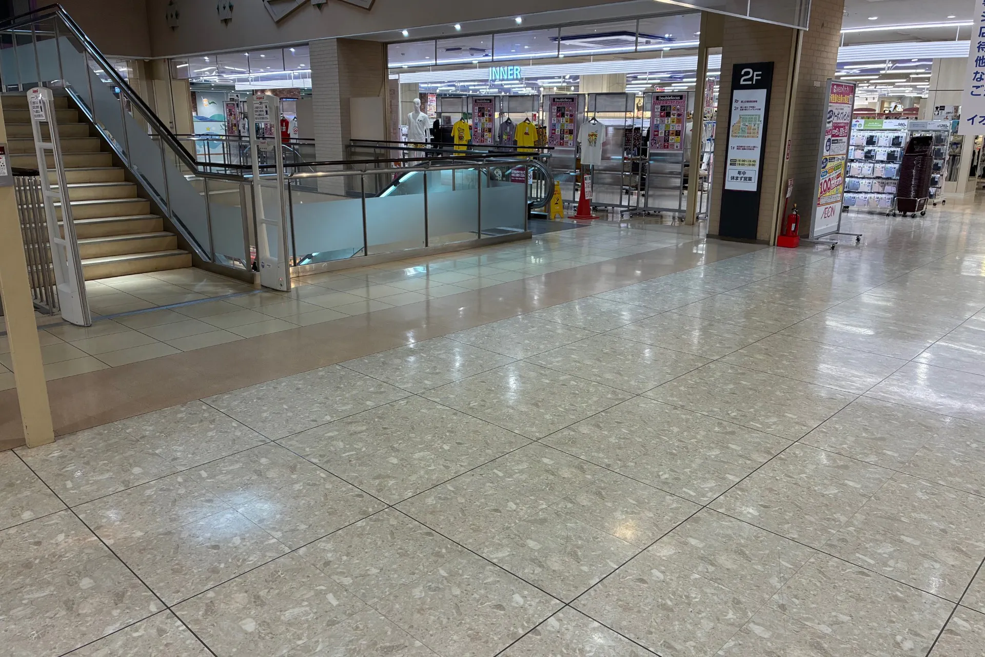 【イオン千歳店】中央上りエスカレーター前