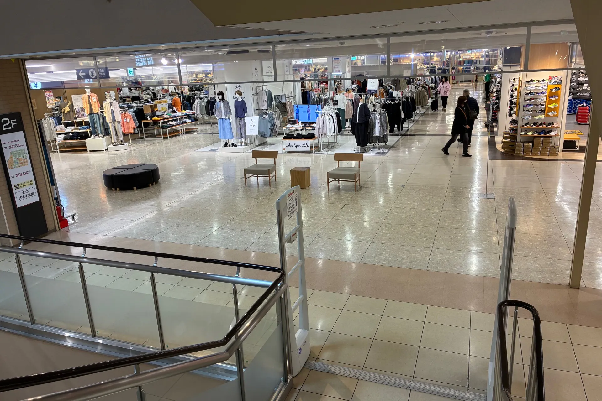 【イオン千歳店】中央上りエスカレーター前
