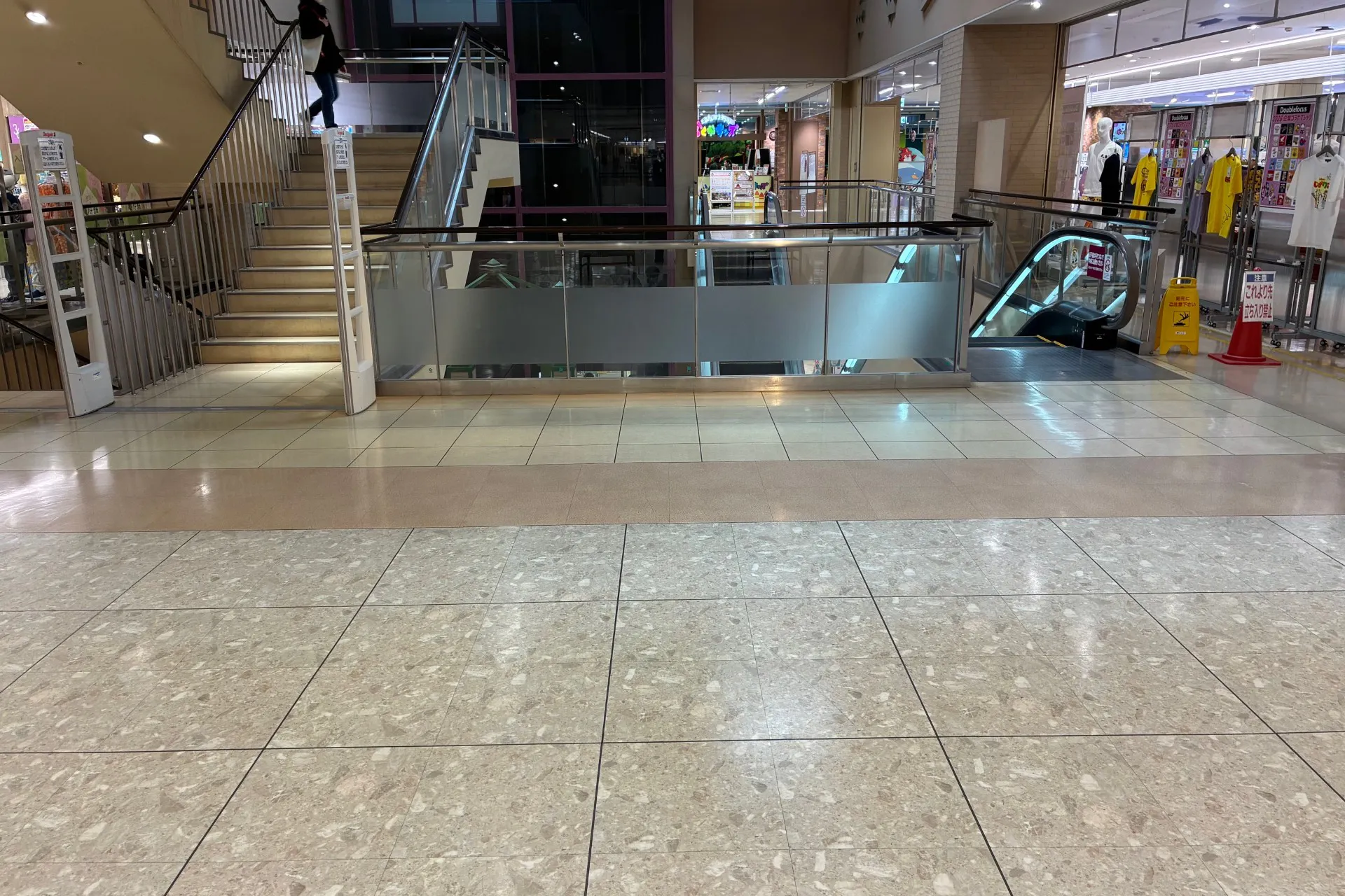 【イオン千歳店】中央上りエスカレーター前