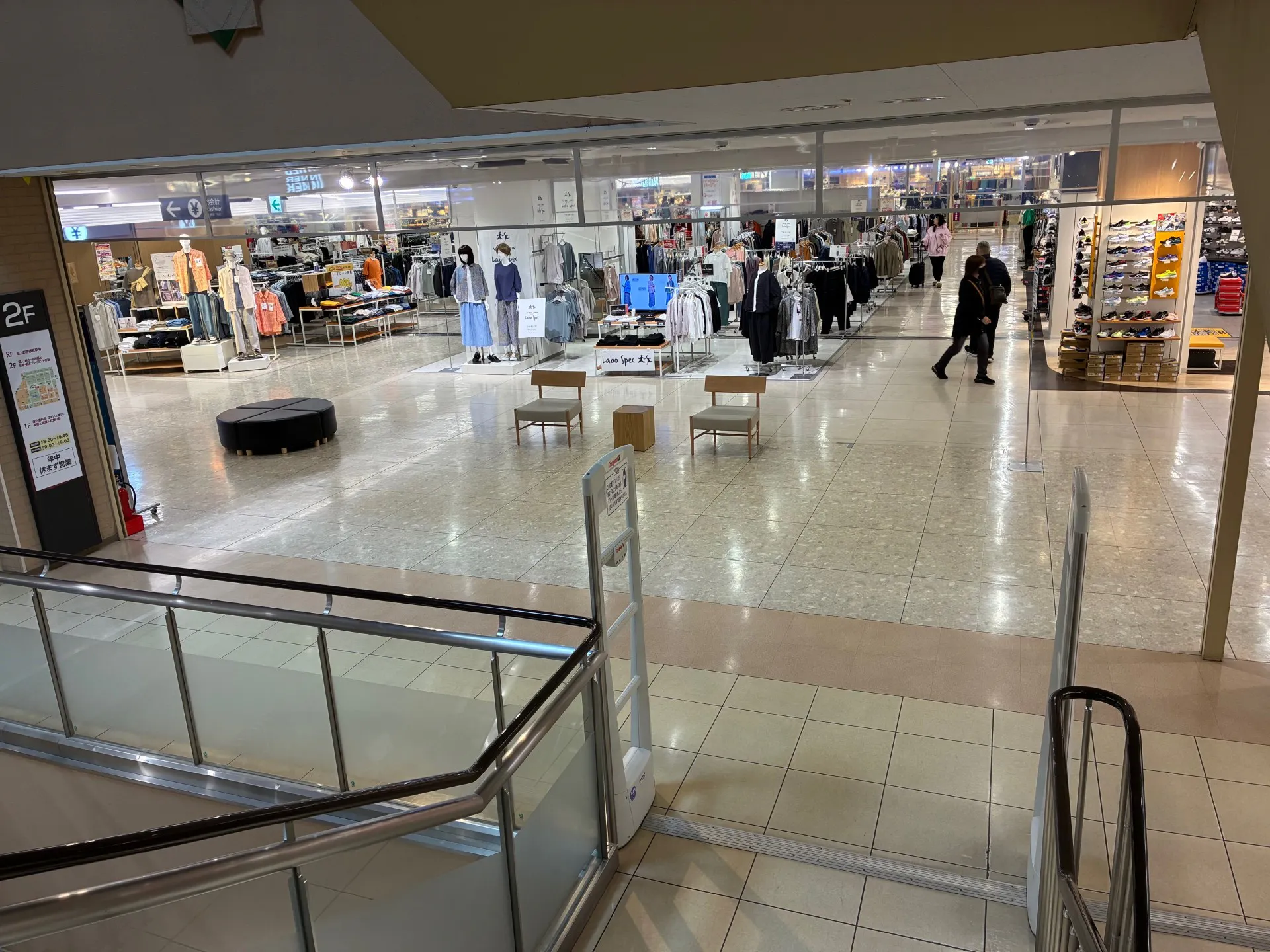 【イオン千歳店】中央上りエスカレーター前