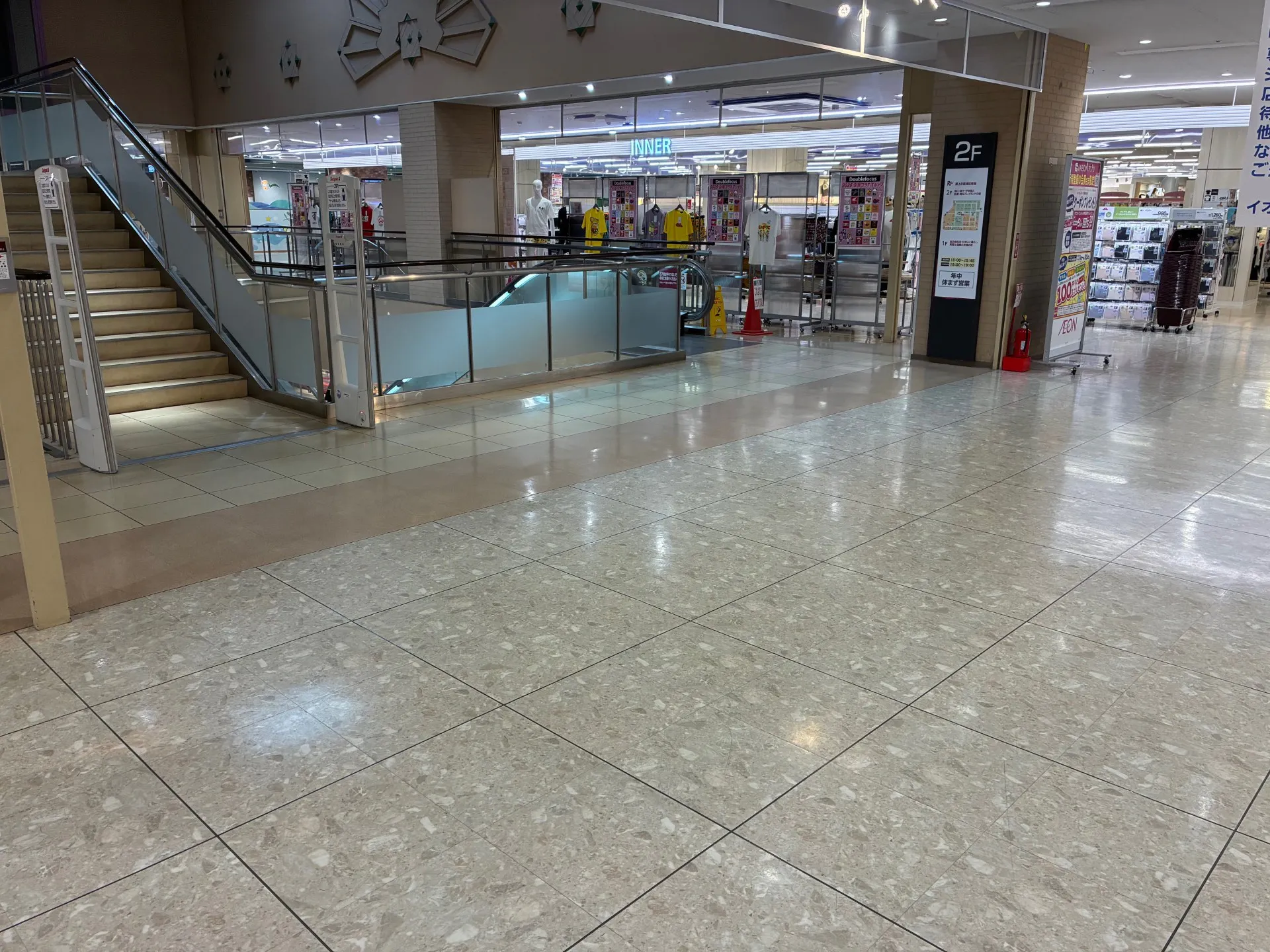 【イオン千歳店】中央上りエスカレーター前