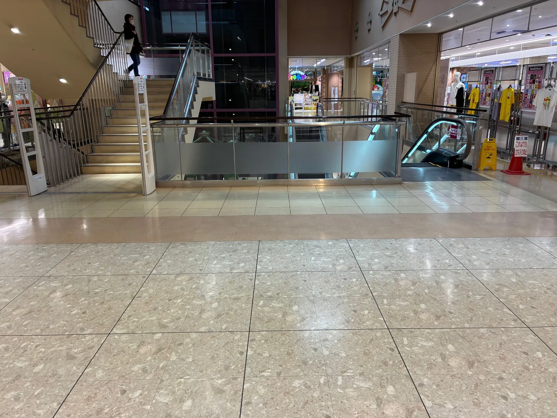 【イオン千歳店】中央上りエスカレーター前