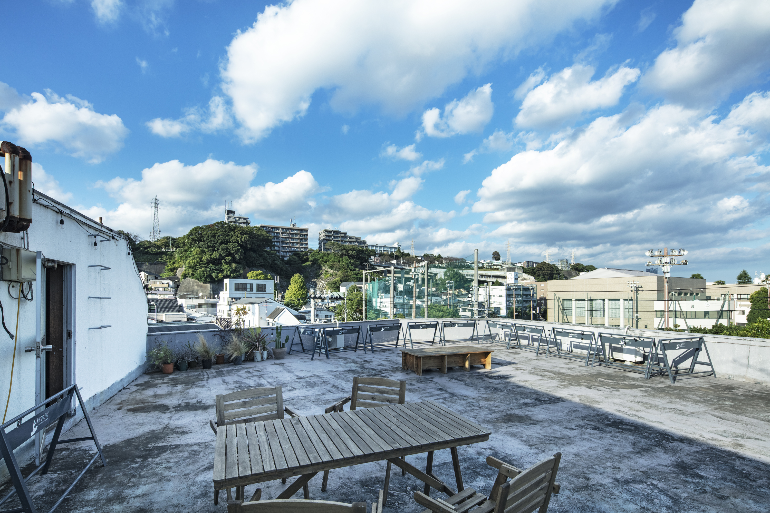 【南太田駅6分】ロケや撮影会等の撮影用途、展示会やワークショップに最適な4種の内装のコンセプトスタジオ