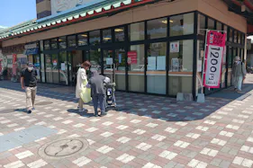 【スピナマート鞘ヶ谷店】クリーニング側風除室入口前 キッチンカー出店に最適なスーパー屋外催事イベントスペース