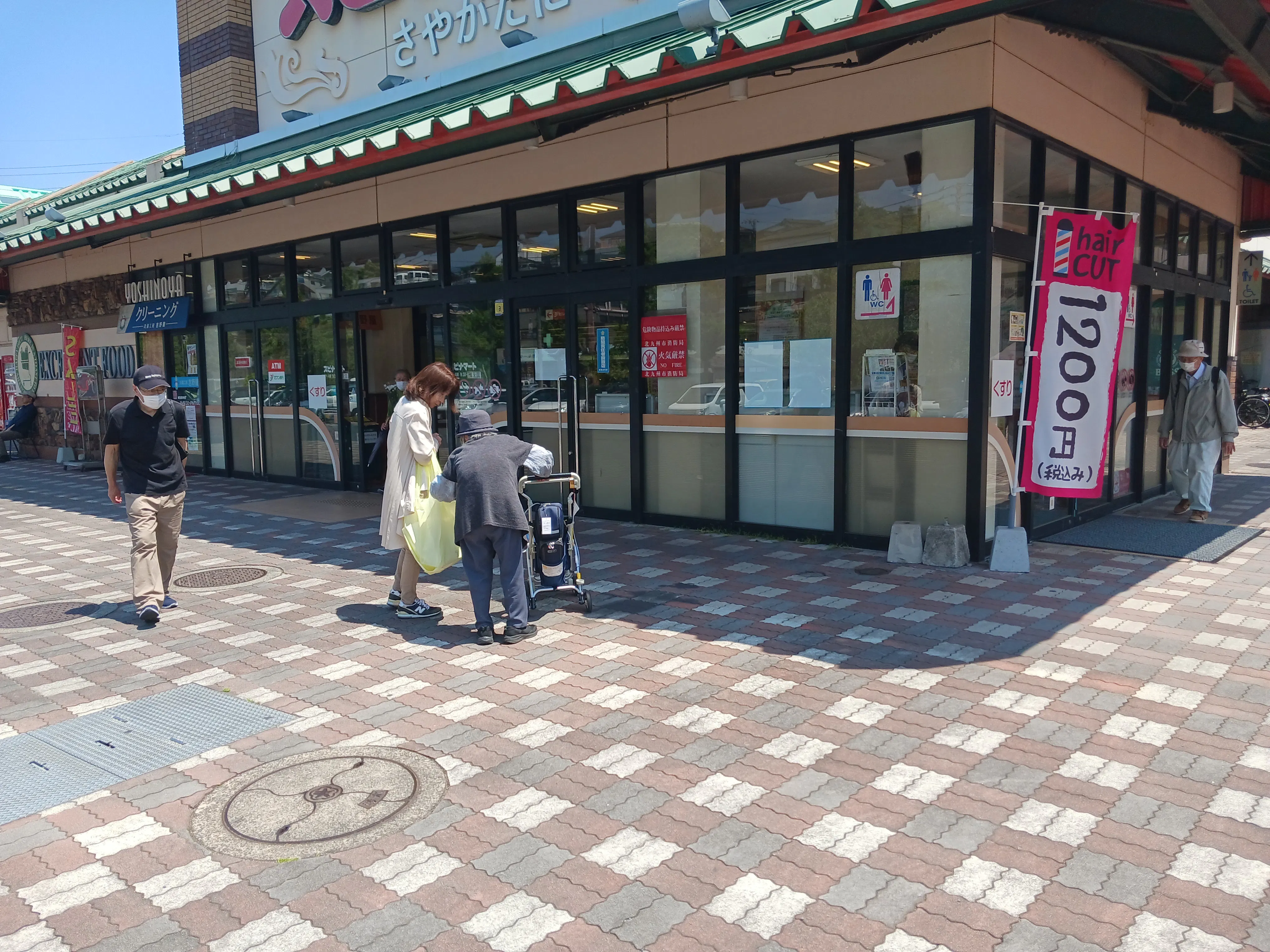 【スピナマート鞘ヶ谷店】クリーニング側風除室入口前 キッチンカー出店に最適なスーパー屋外催事イベントスペース