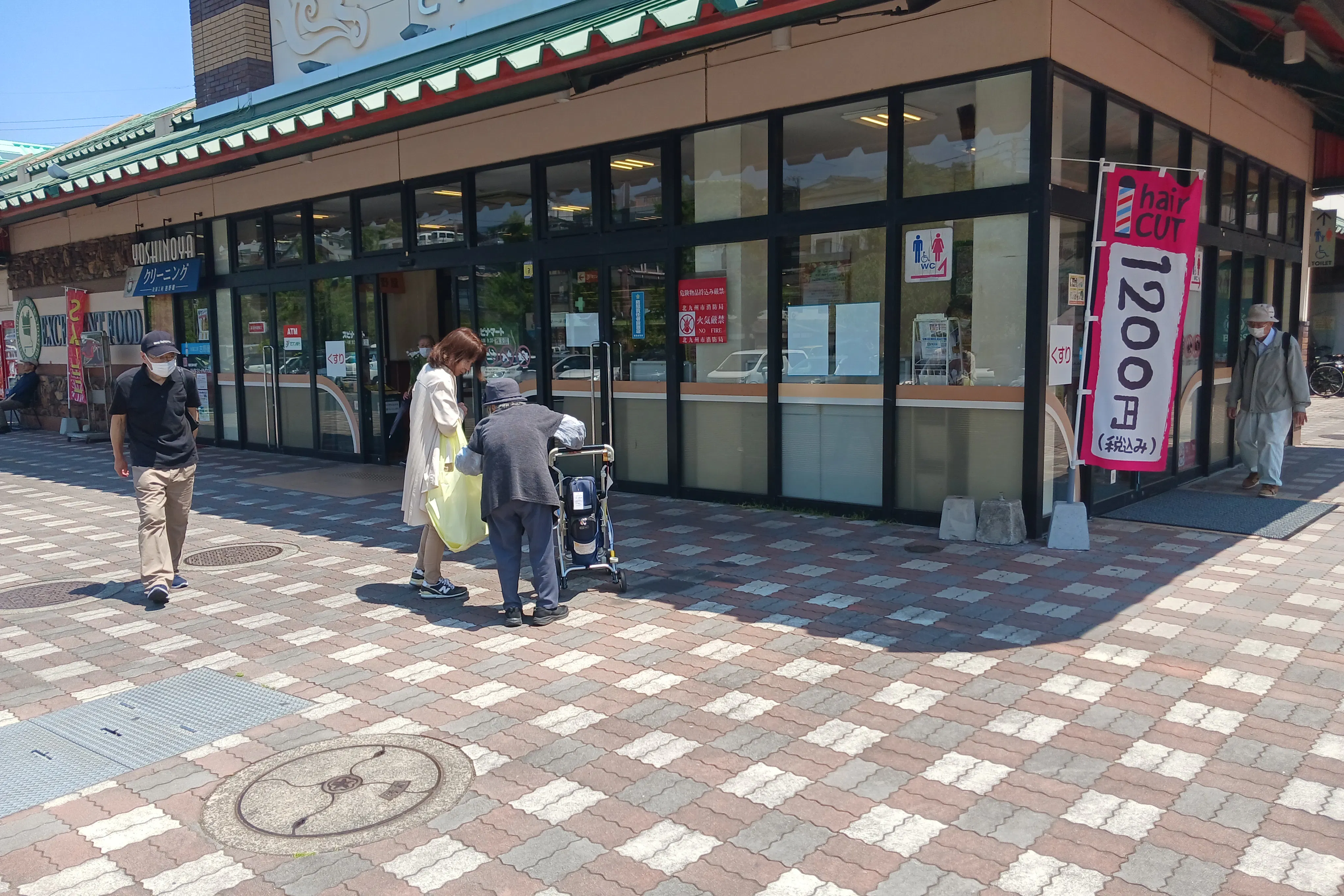 【スピナマート鞘ヶ谷店】クリーニング側風除室入口前 キッチンカー出店に最適なスーパー屋外催事イベントスペース