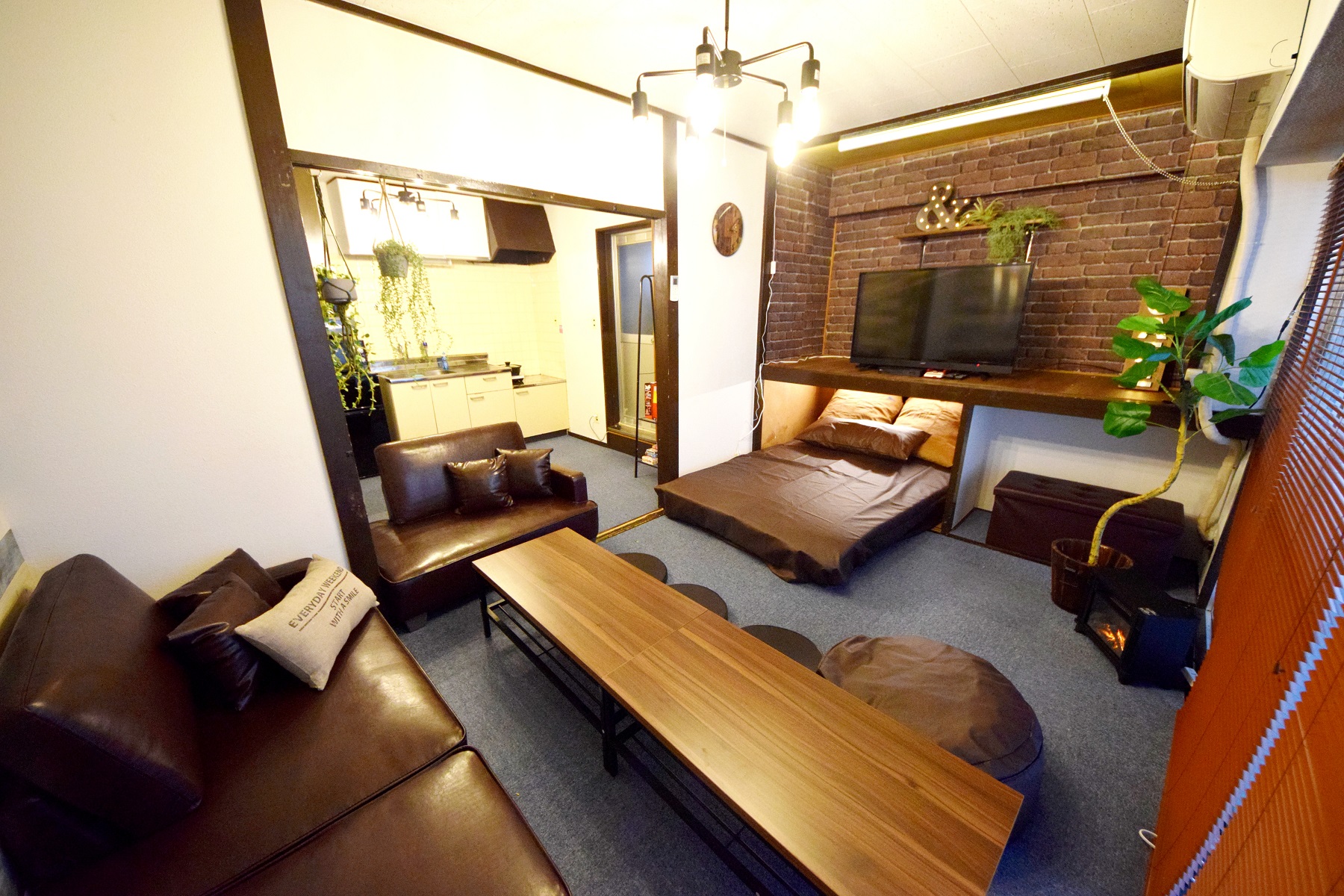 椅子、机がちょうどよい間隔で配置されています