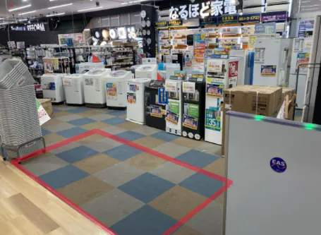 【ダイシン白石店】店内出入口家電コーナー　プロモーションや物販に最適なホームセンター内階段前の催事イベントスペースの画像
