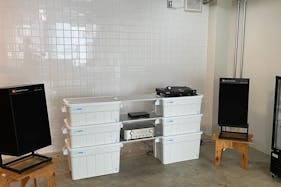 【桜川駅1分】展示会やアパレル系の受注販売会、各種ポップアップに最適!備え付け什器が豊富でアクセス環境抜群のギャラリースペース