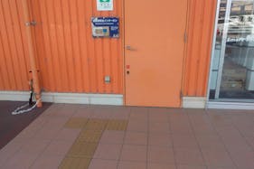 【ミスターマックス 唐津店】家電側入口(左) キッチンカーや食品販売に最適な総合ディスカウントストアの催事イベントスペース