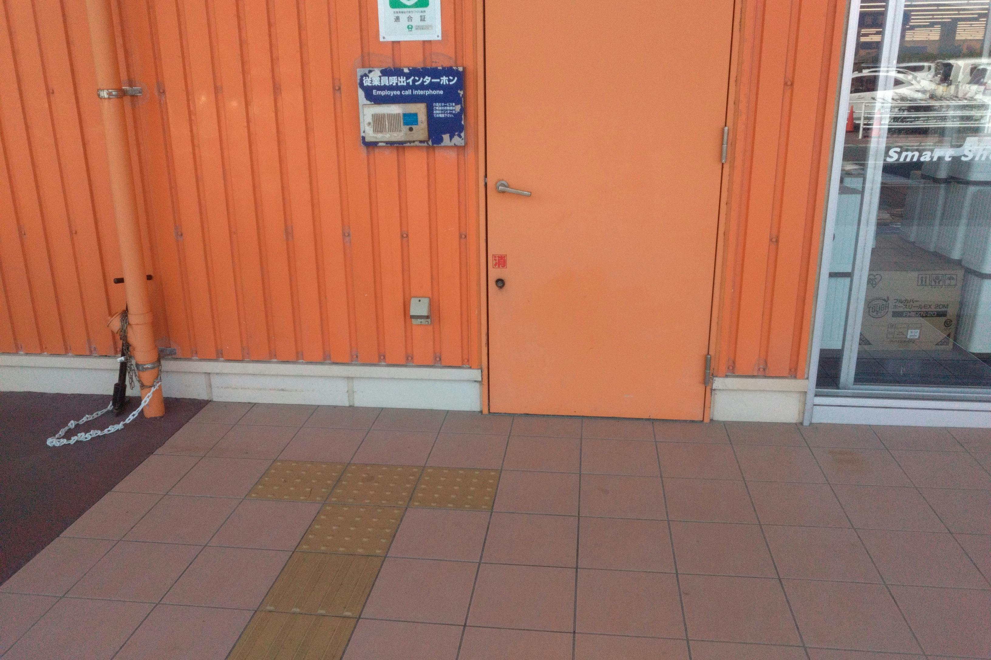 【ミスターマックス 唐津店】家電側入口（左） キッチンカーや食品販売に最適な総合ディスカウントストアの催事イベントスペース