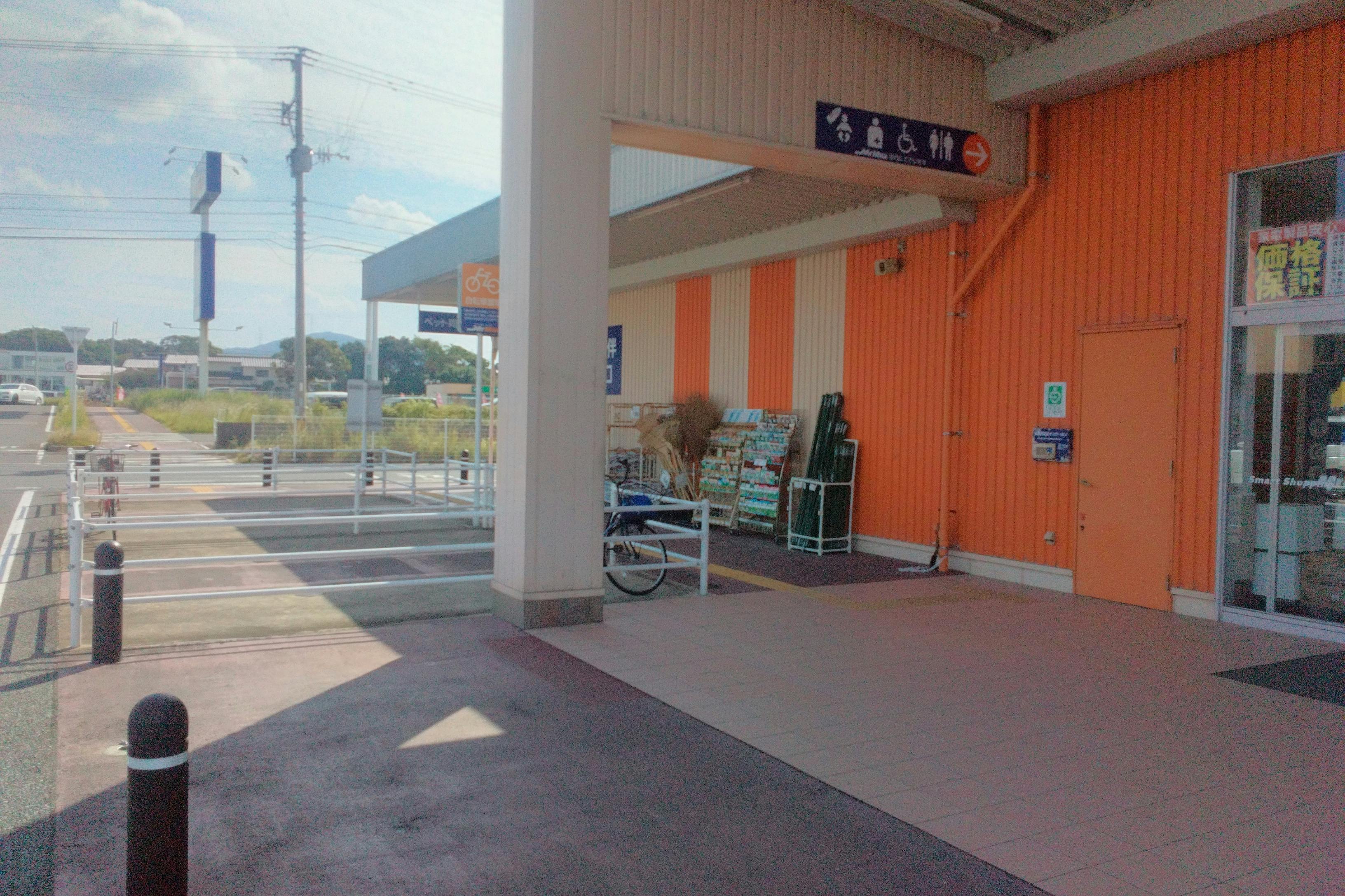 【ミスターマックス 唐津店】家電側入口（左） キッチンカーや食品販売に最適な総合ディスカウントストアの催事イベントスペース